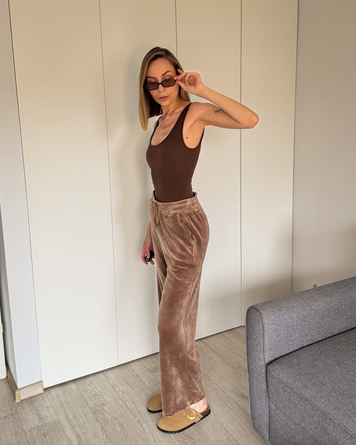 Aksamitne spodnie w bazowych kolorach