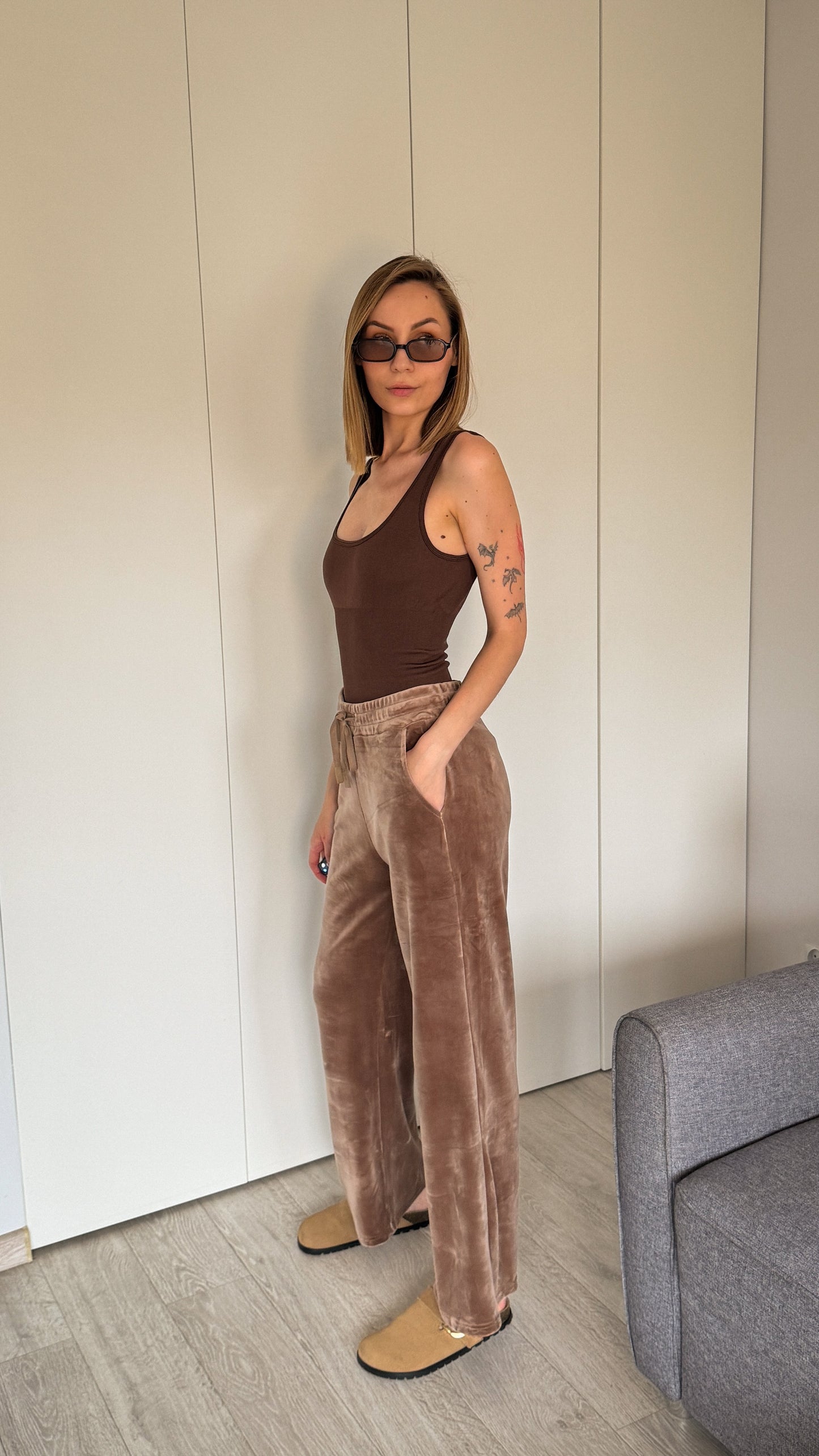 Aksamitne spodnie w bazowych kolorach