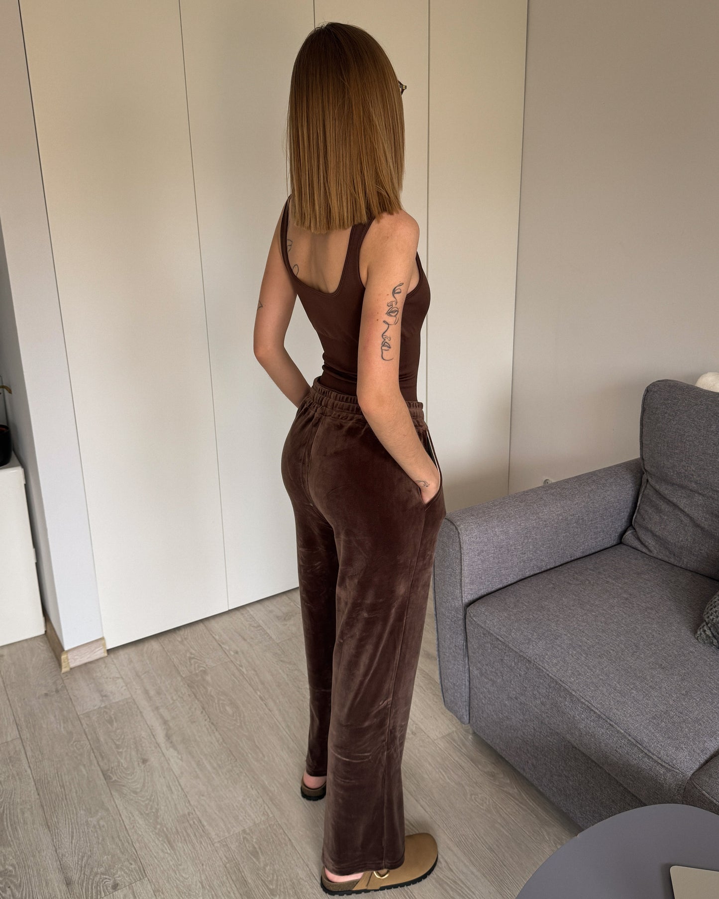 Aksamitne spodnie w bazowych kolorach