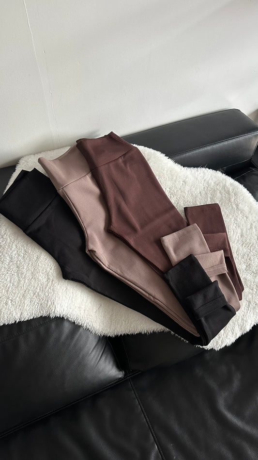 ☝🏻Na wzrost do 162 cm. Uwaga❗️zaniżona rozmiarówka. Legginsy ocieplane prążkowane na fleece.